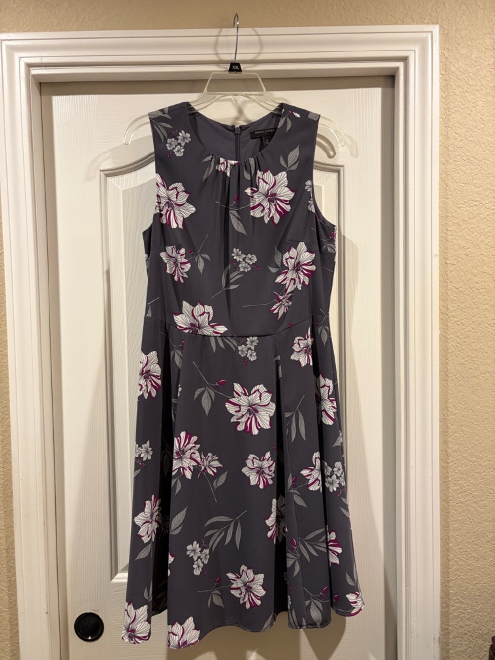Banana Republic Gray Floral Dress size 6 like new